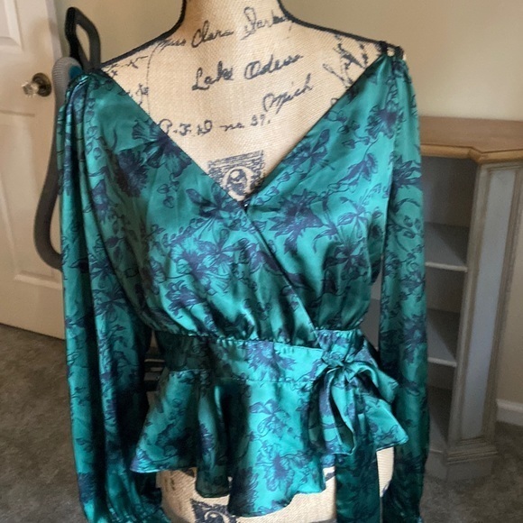 Beautiful Emerald Green Blouse with Open Shoulders - Picture 1 of 4